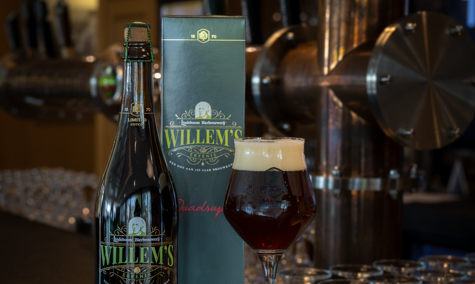 Lindeboom viert 155 jaar onafhankelijk brouwerschap met jubileumbier jubileumbier van Lindeboom op een bar in een cafe