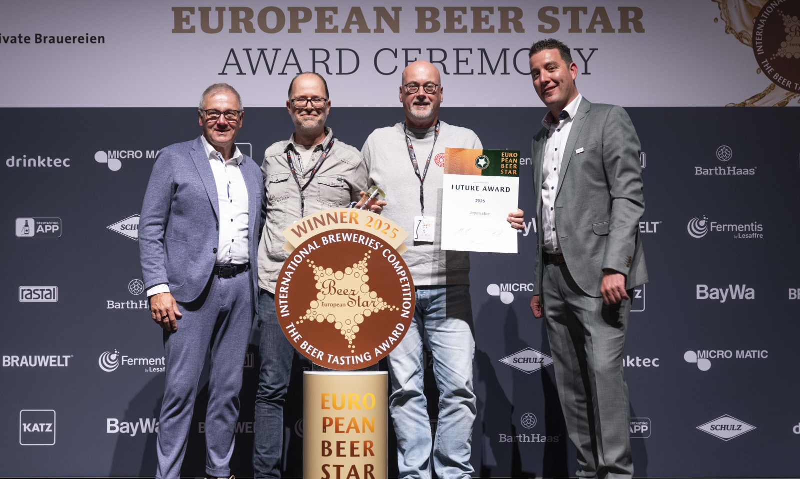 (links) Georg Rittmayer, President of Private Brauereien Bayern(midden links) Erwin Klijn, Manager Export, Sustainability and Business Development bij Jopen Bierbrouwerij naast Michel Ordeman, algemeen directeur bij Jopen Bierbrouwerij (midden rechts) Mar