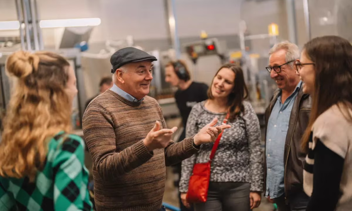 Patrick in actie als ware ambassadeur tussen aandachtige luisteraars