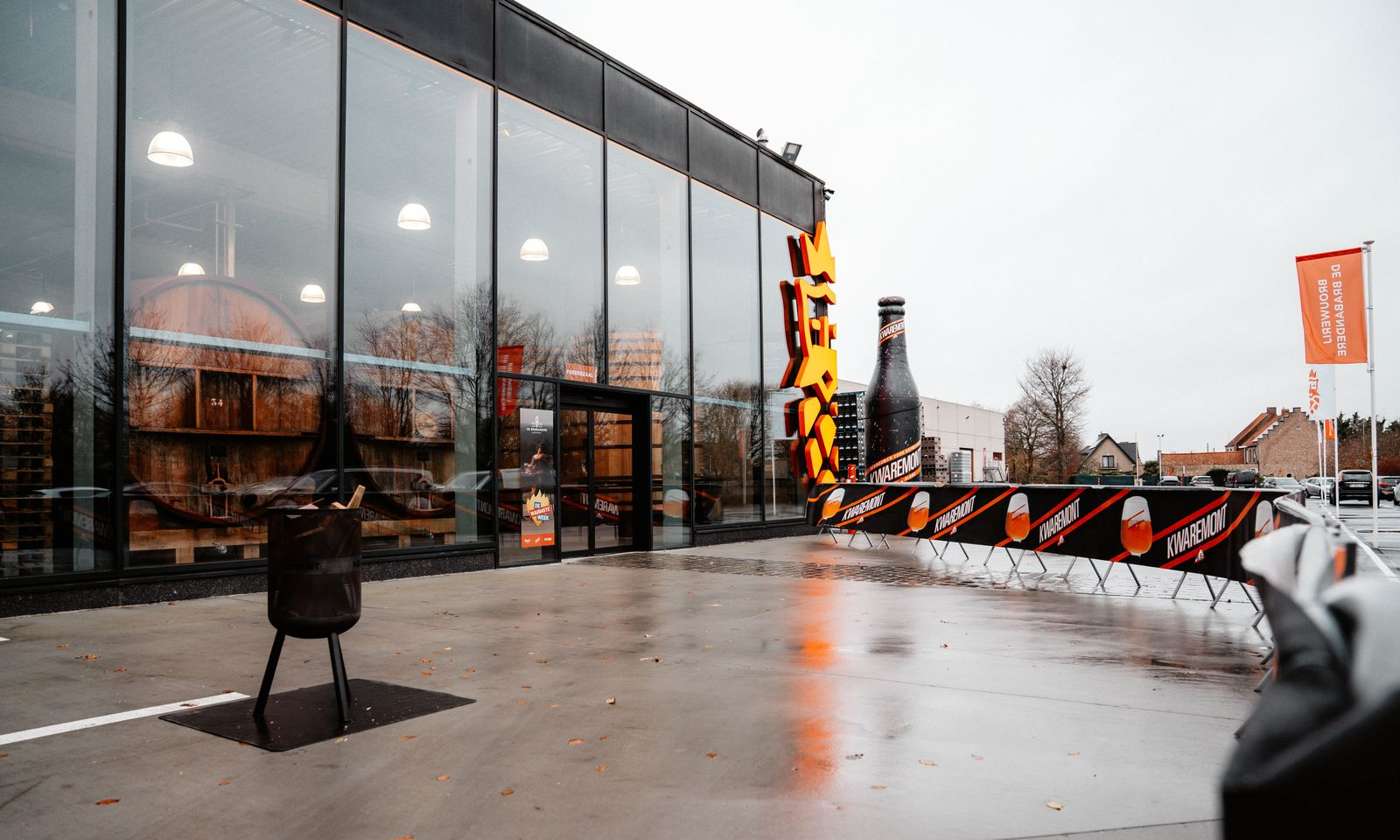 Moderne brouwerij De Brabandere met glazen gevel en Kwaremontversiering buiten