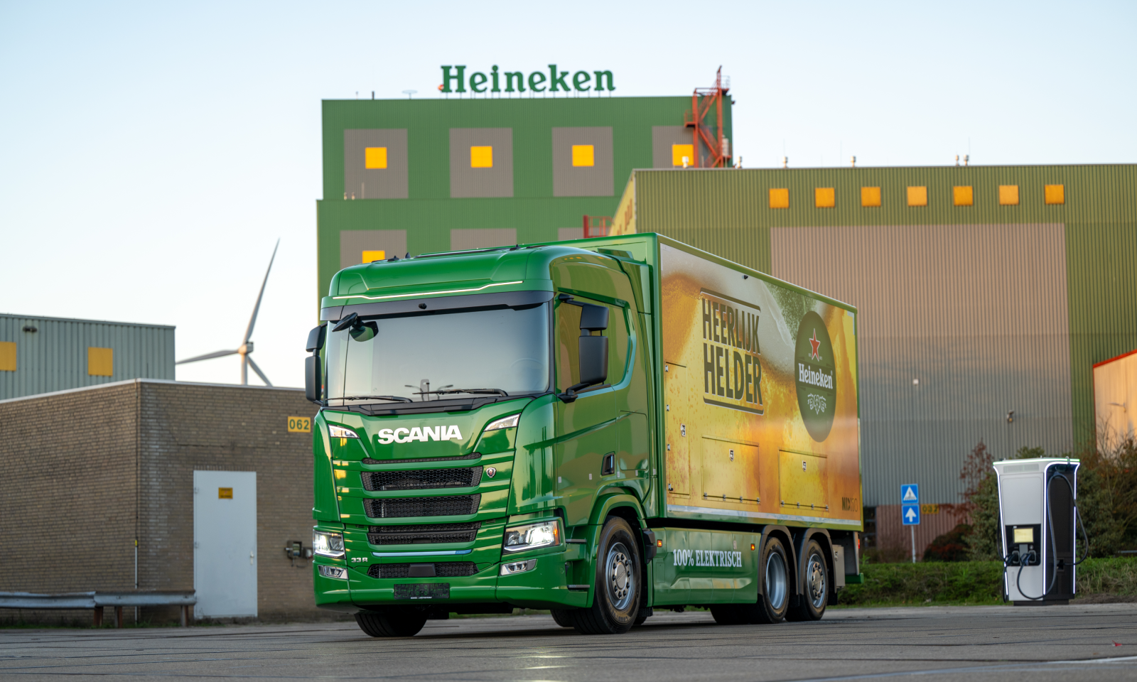 Groene elektrische vrachtwagen van Heineken geparkeerd bij brouwerij