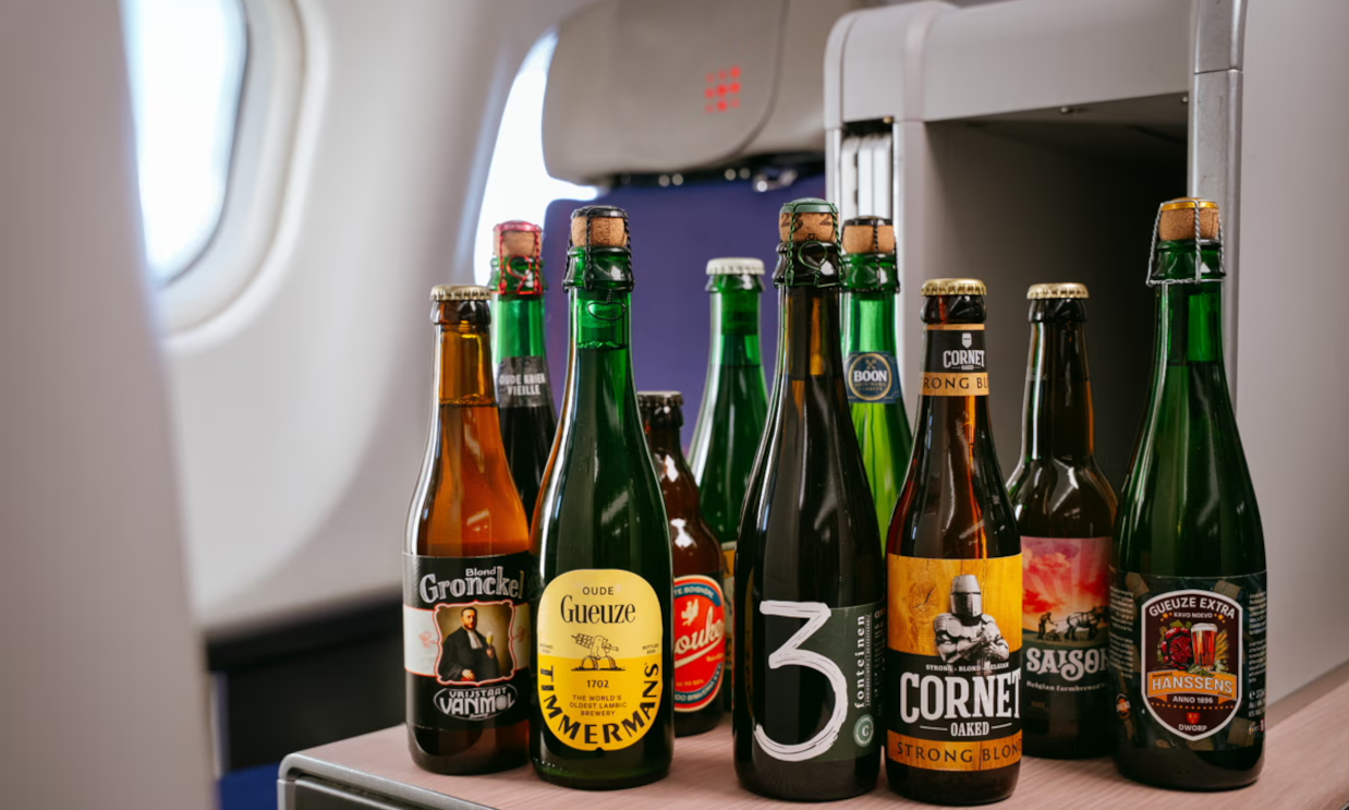 Verschillende flessen Vlaams-Brabantse bieren op een vliegtuigtafeltje.