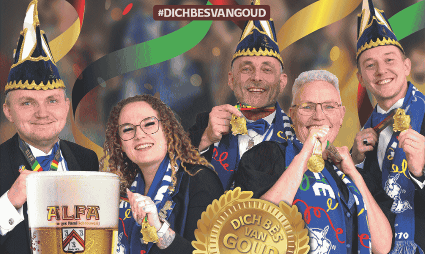 Groep mensen in carnavalskleding met medailles en Alfa Bier logo.