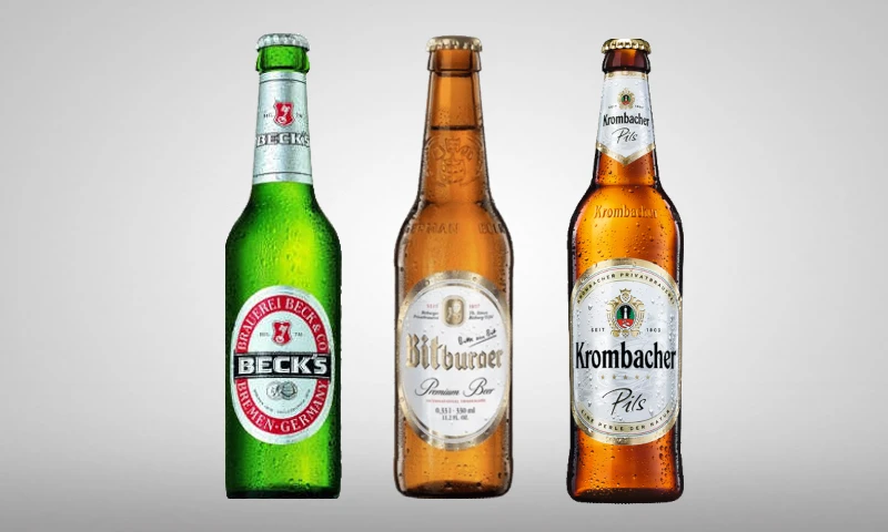 Drie verschillende bierflesjes: Beck's, Bitburger, en Krombacher op een grijze achtergrond.