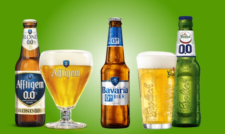 Verschillende merken alcoholvrij bier op een groene achtergrond.