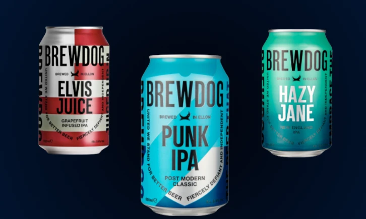 Drie verschillende BrewDog bierblikken: Elvis Juice, Punk IPA en Hazy Jane op een donkere achtergrond.