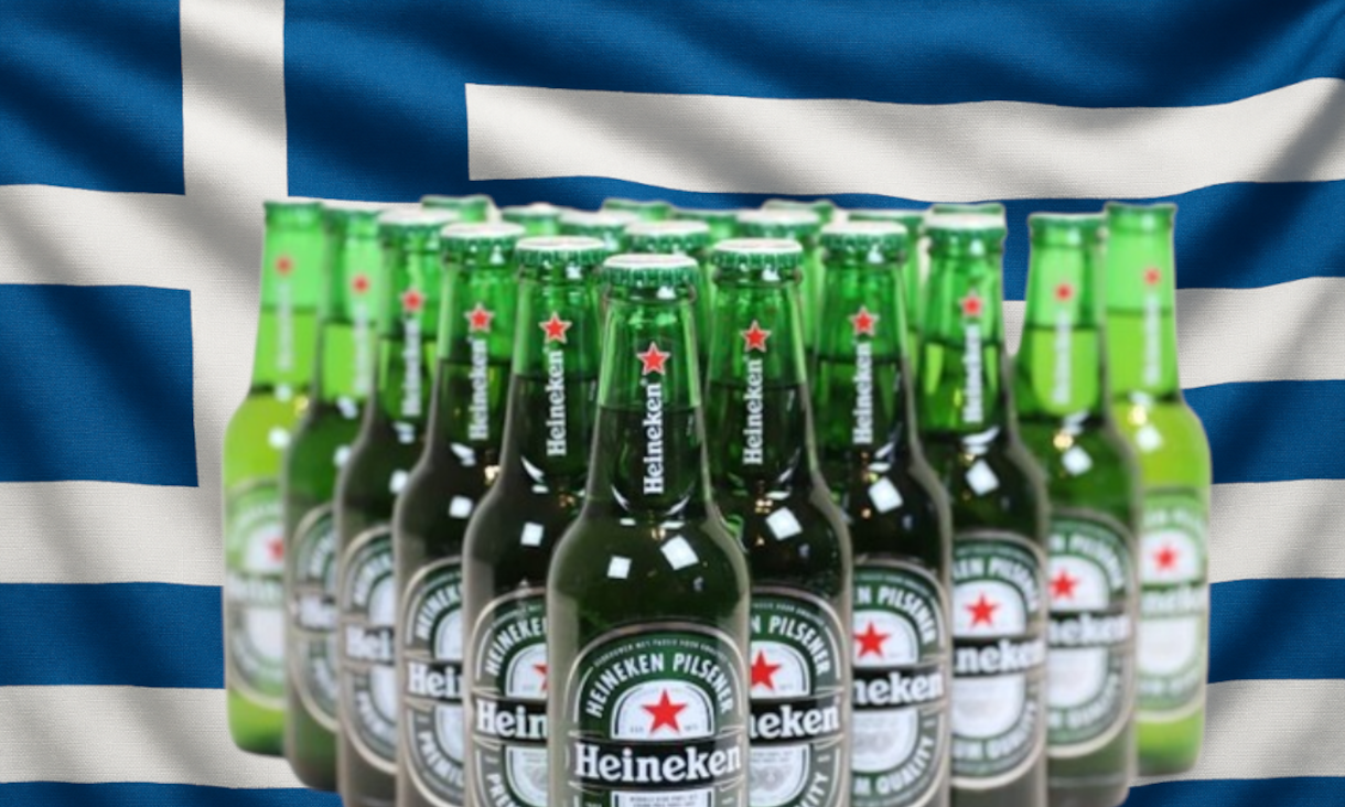 Heineken bierflesjes voor Griekse vlag met blauwe en witte strepen.