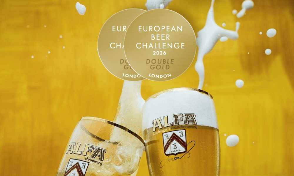 Twee glazen Alfa Bier met schuim en gouden medailles van de European Beer Challenge.