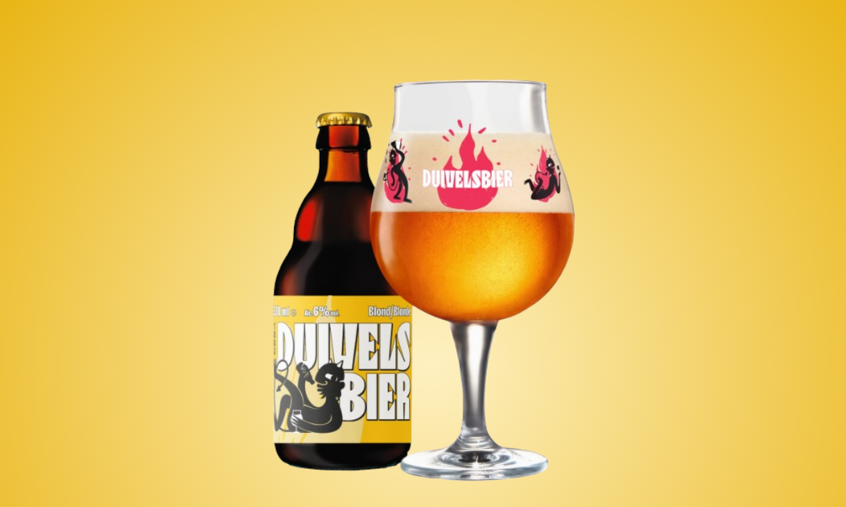 Fles en glas Duivelsbier Blond tegen een gele achtergrond.