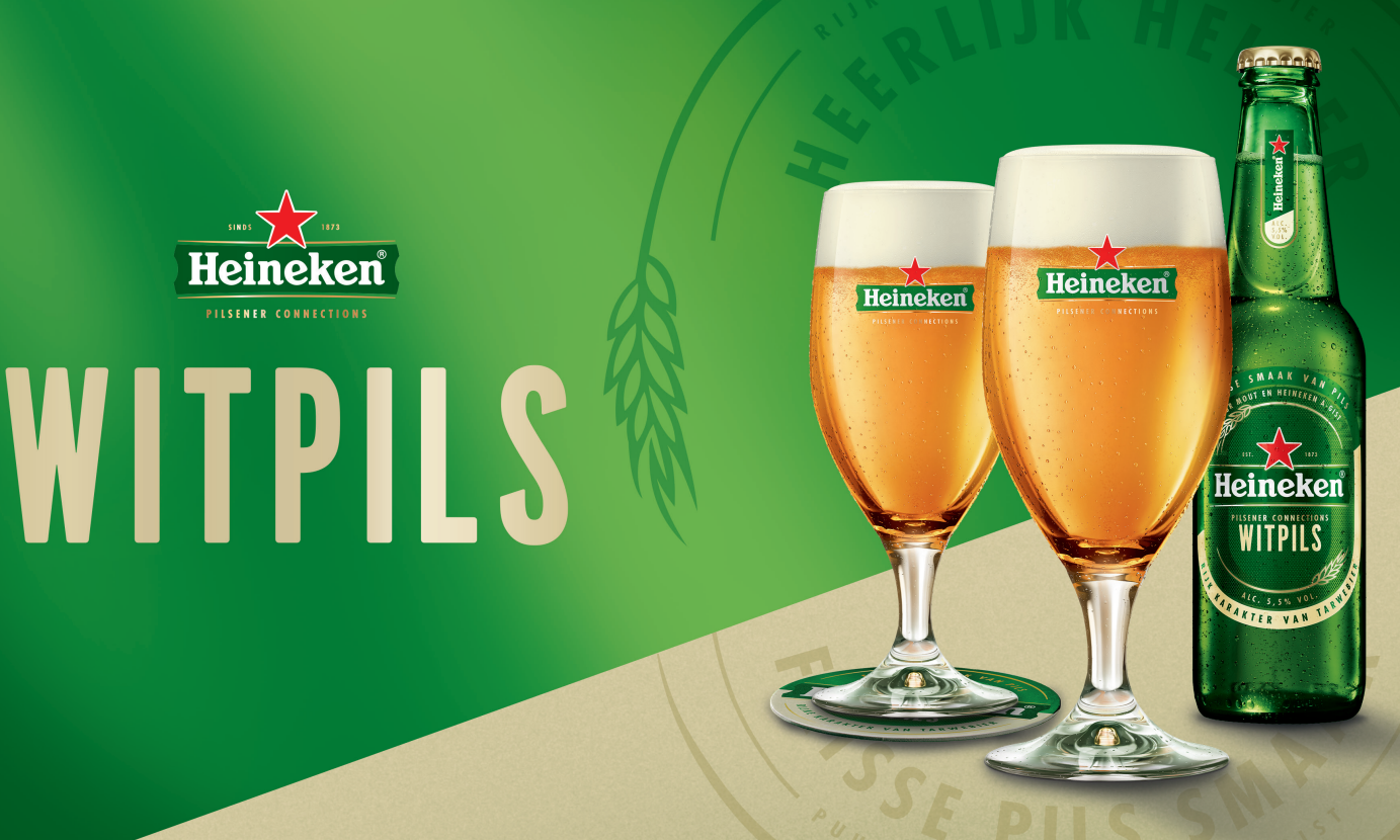 Twee glazen Heineken Witpils en een fles op een groene achtergrond.
