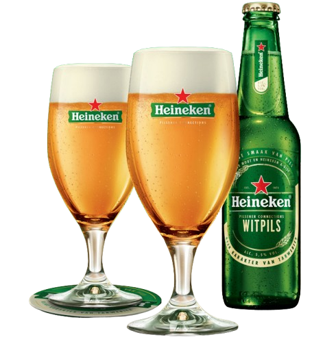 Twee gevulde bierglazen naast een fles Heineken Witpils op een witte achtergrond.