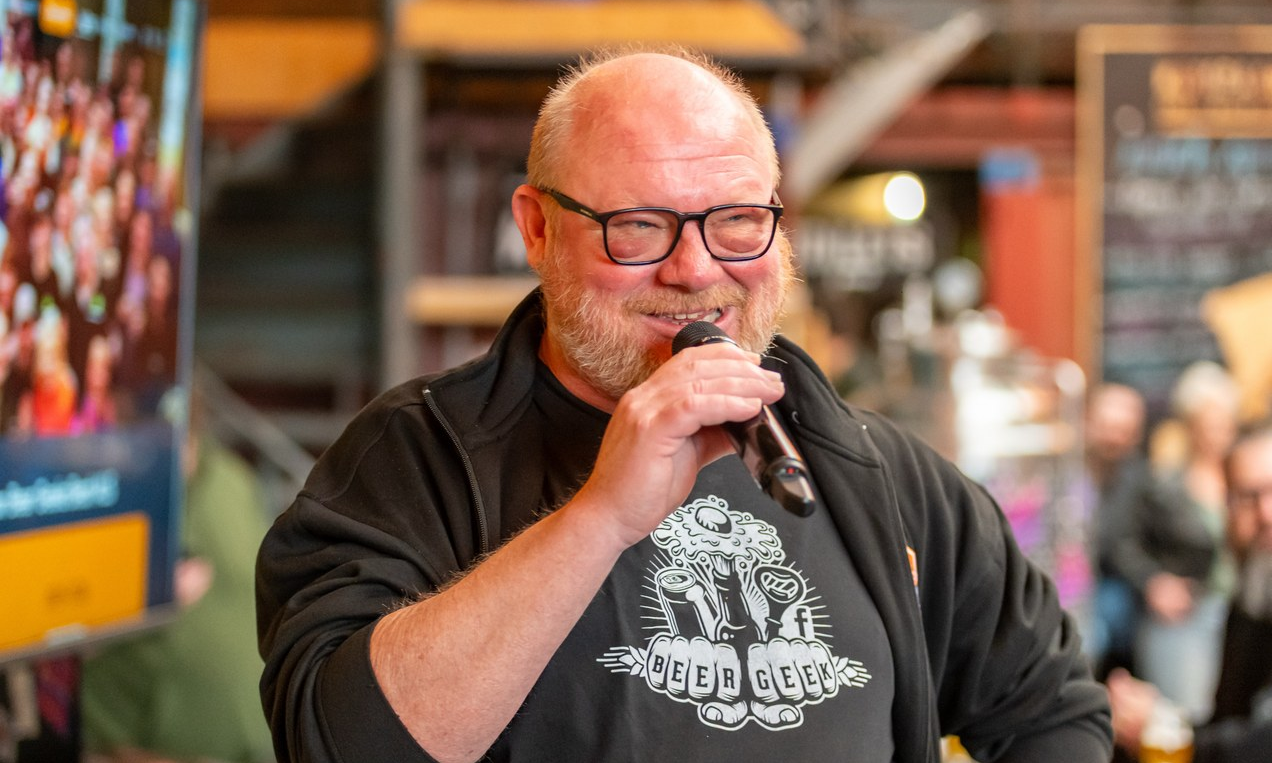 Rick Kempen met microfoon tijdens Beer Geeks evenement voor stichting ALS in maart 2026.