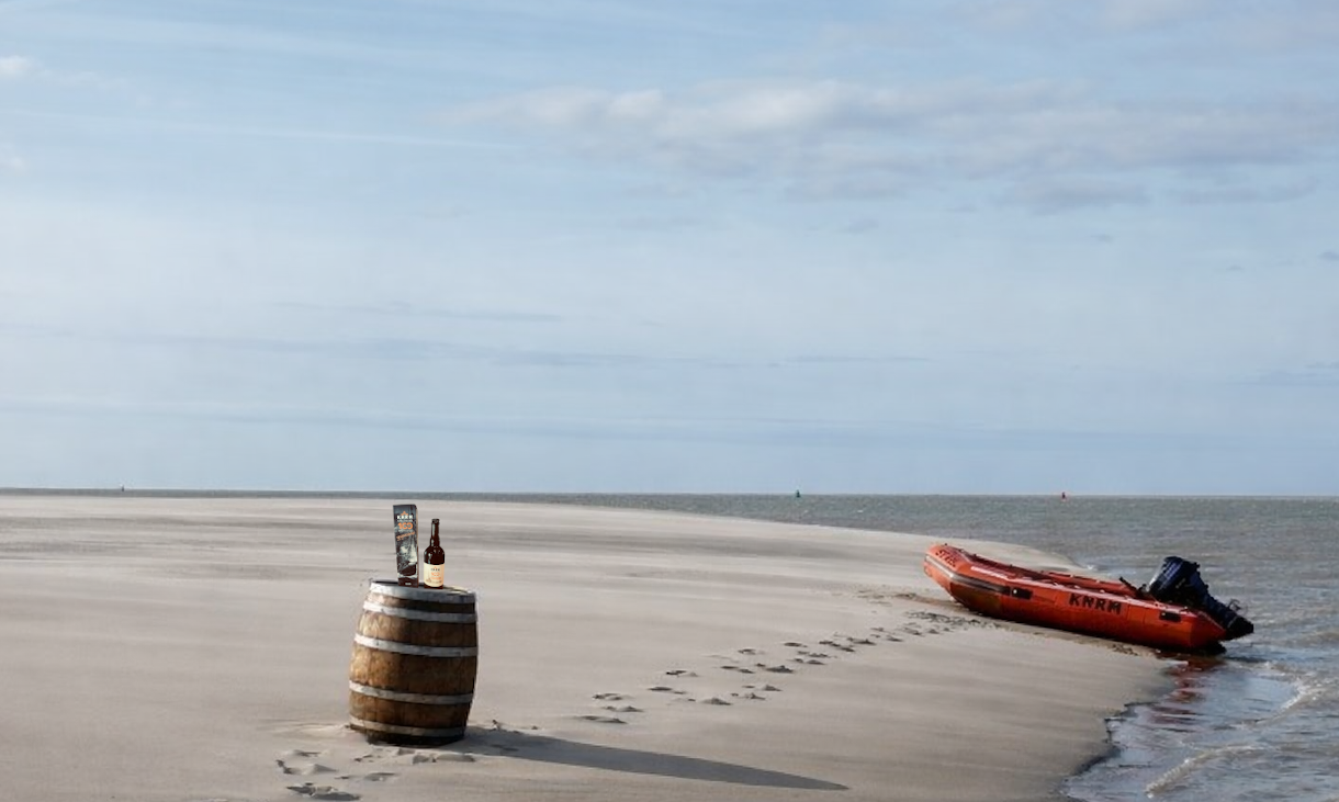 Houten vat met bier en chips op strand met KNRM reddingsboot op achtergrond.