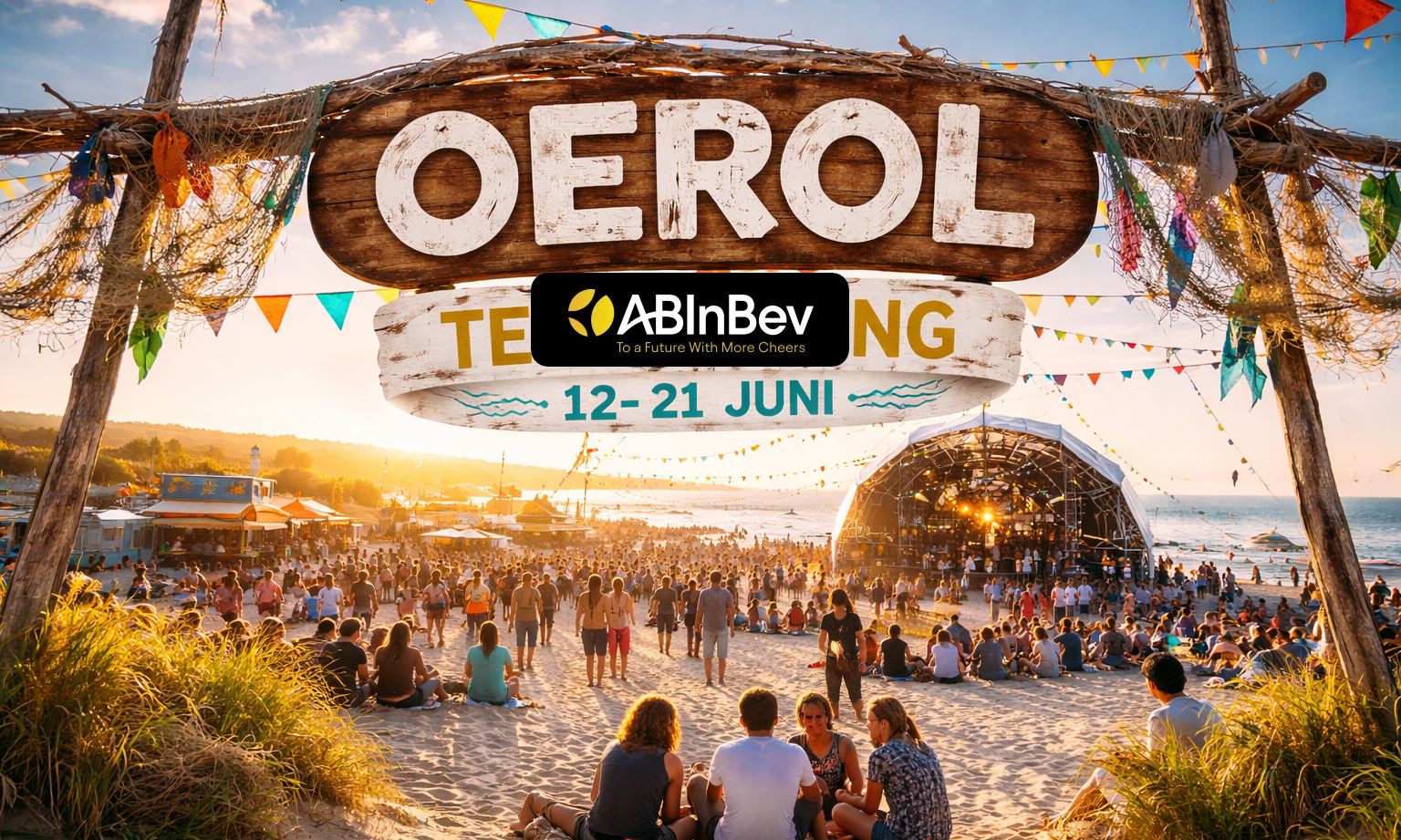 Mensen genieten van een strandfestival met een groot podium bij zonsondergang.