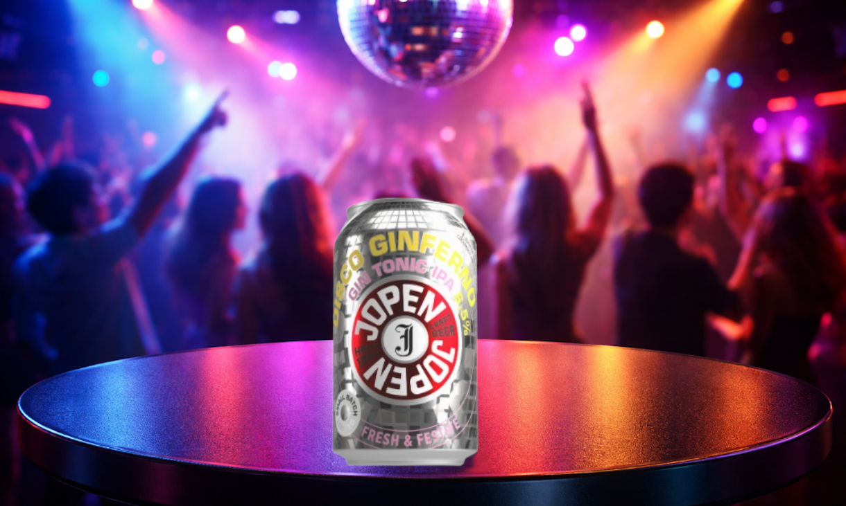 Blik Jopen Disco Ginferno op tafel in een kleurrijke clubscene met discobal.