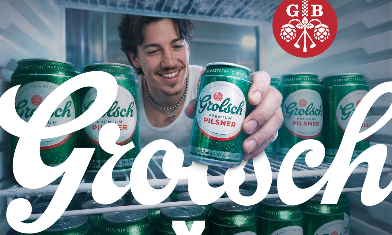 Man pakt een blikje Grolsch bier uit een koelkast.