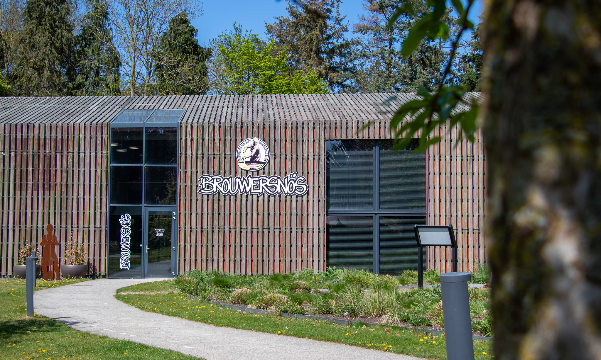 Voorgevel van Brouwersnös brouwerij met glazen ramen en houten gevel.