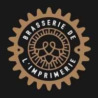 Logo van Brasserie de L'Imprimerie in een tandrad ontwerp met zwarte achtergrond.