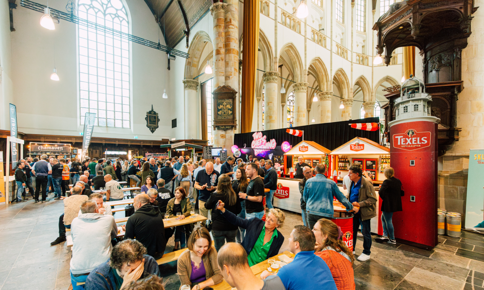 Texels stand op Nederlands Bierproeffestival waar mensen genieten van bier en gezelligheid.