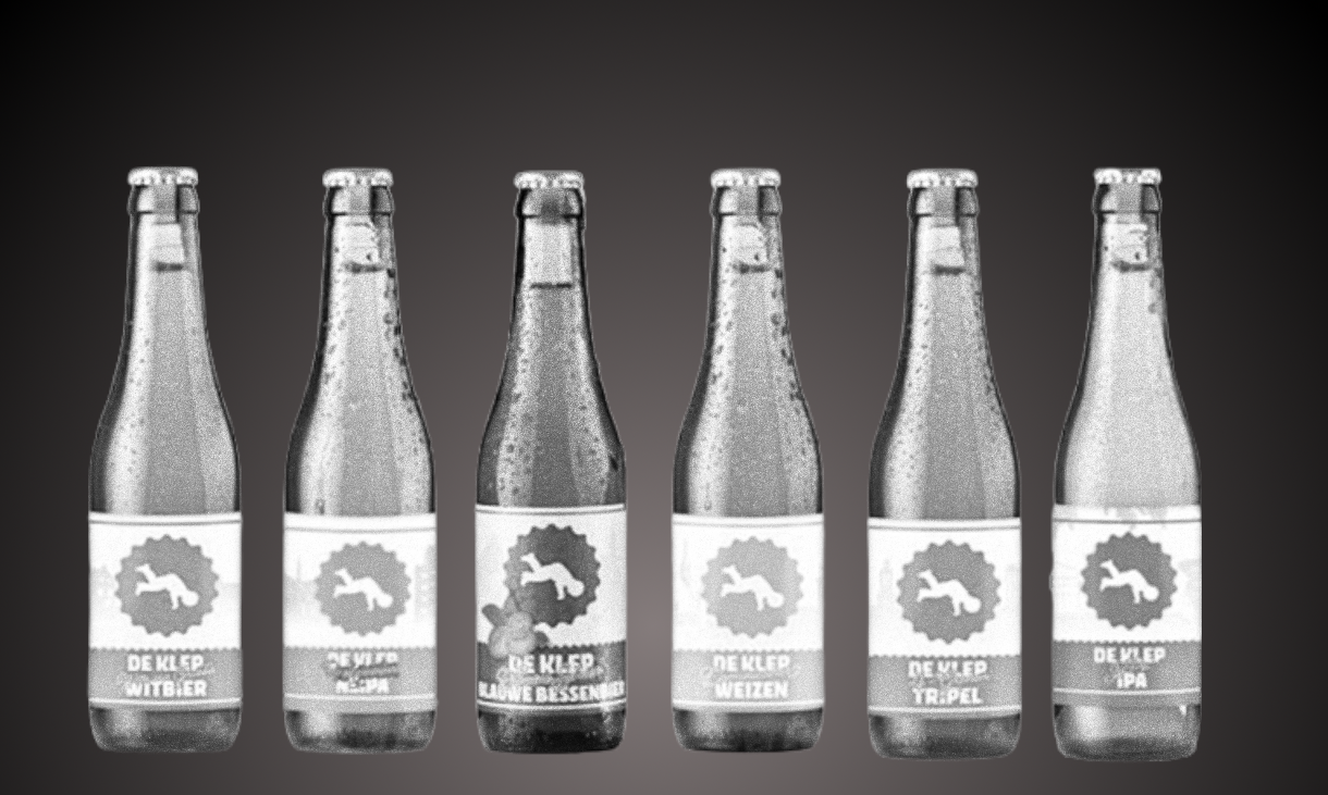 Zes verschillende flesjes bier van het merk De Klep met verschillende smaken.