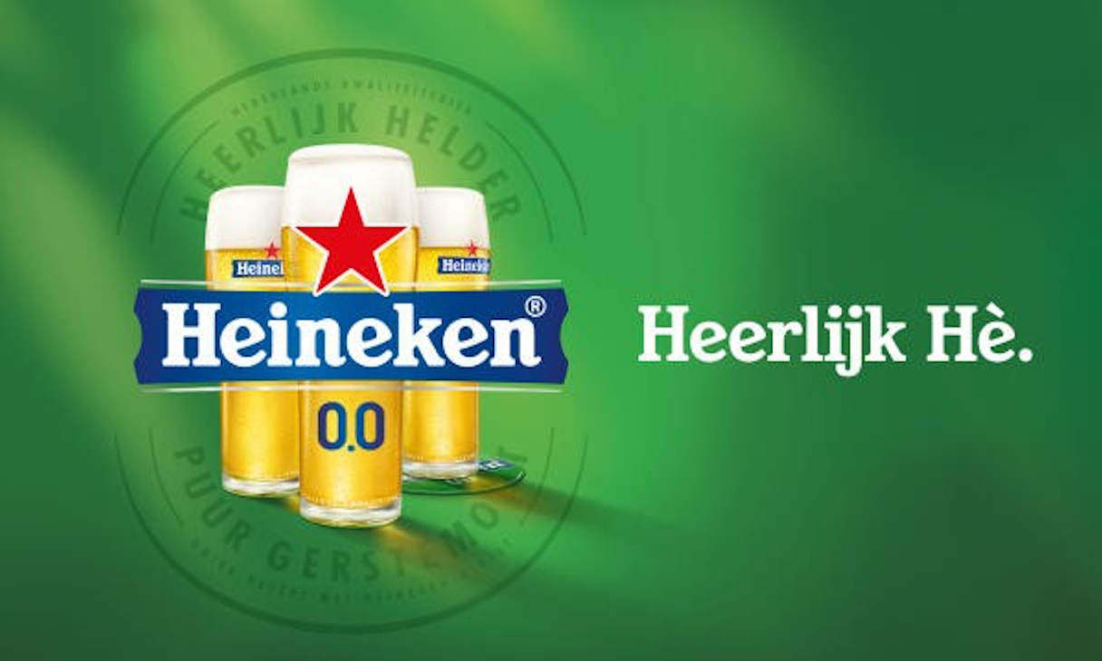 Drie glazen Heineken 0.0 bier met tekst Heerlijk Hè op groene achtergrond.