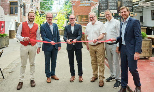 (v.l.n.r.) Edward Martin, burgemeester Stijn Quaghebeur, viceminister-president Ben Weyts, CEO Anthony R. Martin, gedeputeerde Tom Dehaene en Jonathan Martin.