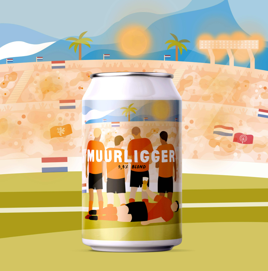 Blik Muurligger blond bier met oranje voetballers voor een stadionachtergrond.