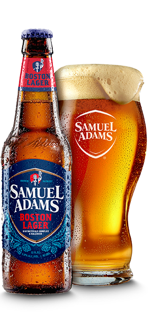 Fles en glas met Samuel Adams Boston Lager bier op een witte achtergrond.