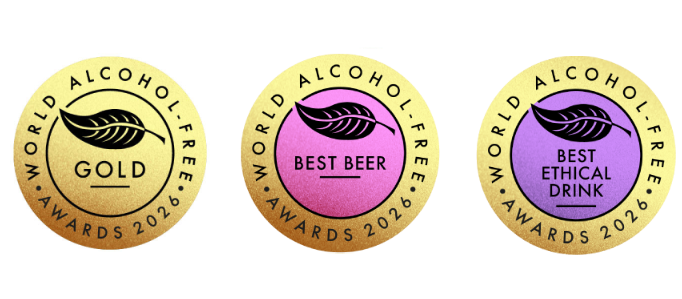 Drie medailles voor alcoholvrije drankprijzen in 2026 met gouden en paarse tinten.