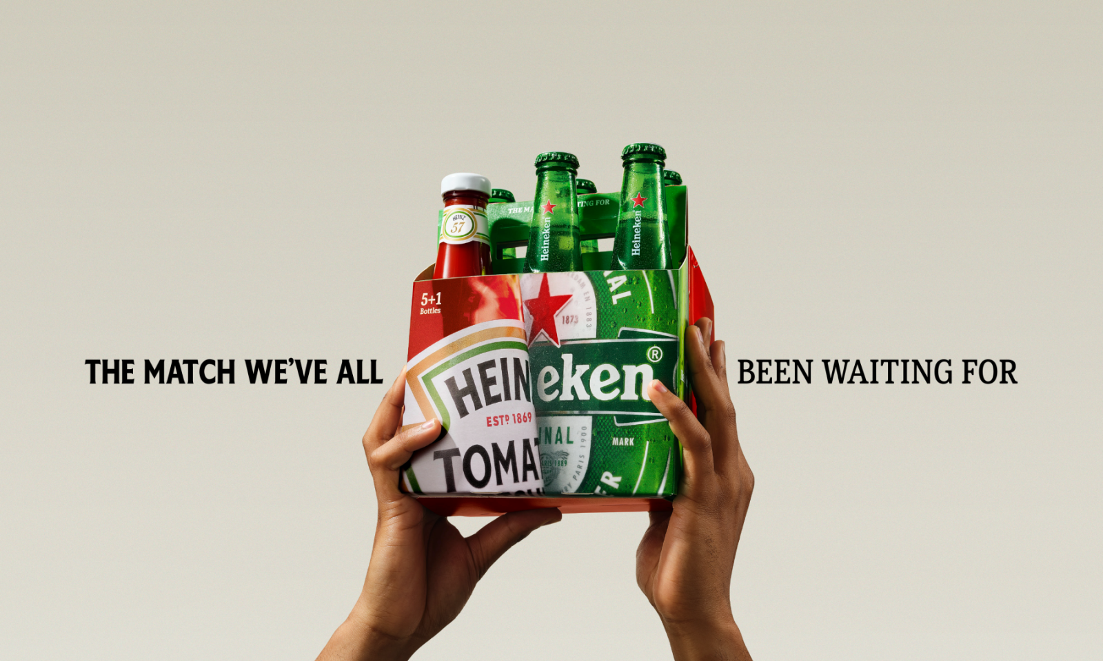 Handen houden een sixpack met Heineken bier en Heinz ketchup tegen een lichte achtergrond.