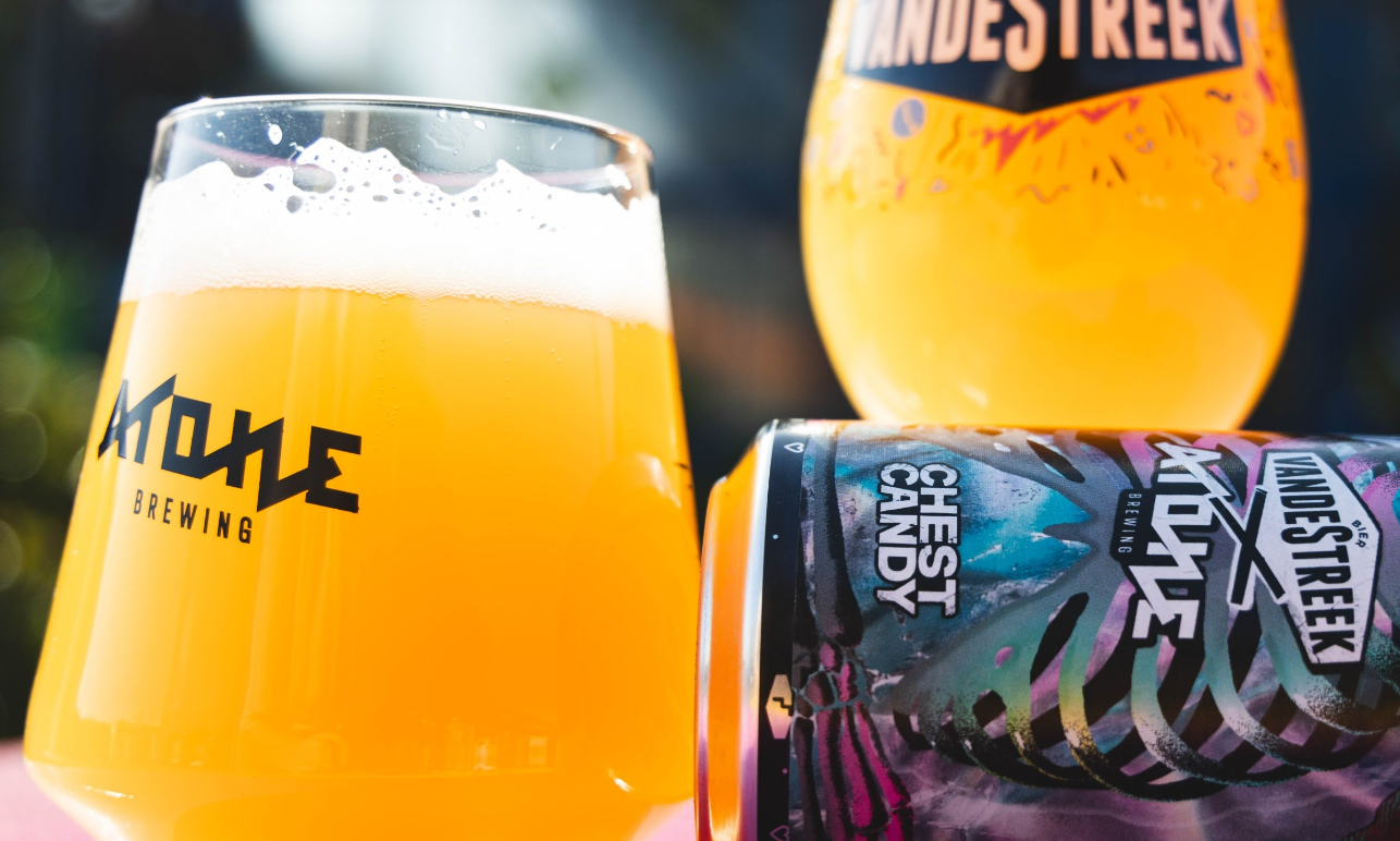 Glas hazy bier van Atone Brewing naast een blik Chest Candy van Atone en vandeStreek.