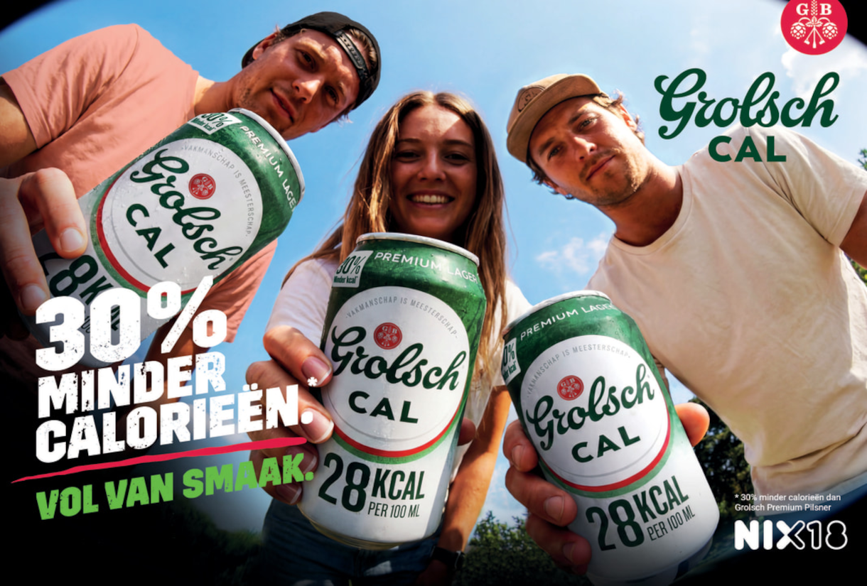 Drie jonge volwassenen houden blikjes Grolsch CAL omhoog met tekst 30% minder calorieën.
