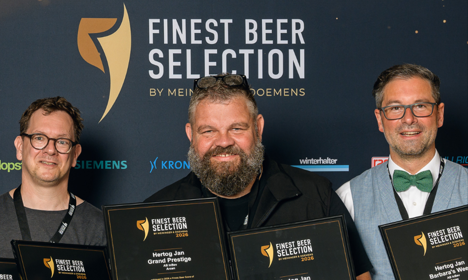 Drie mannen met Hertog Jan-awards voor een Finest Beer Selection-achterwand.