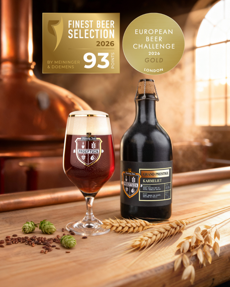 Glas en fles Hertog Jan Grand Prestige Karmeliet op een houten bar in warme brouwerijsfeer.
