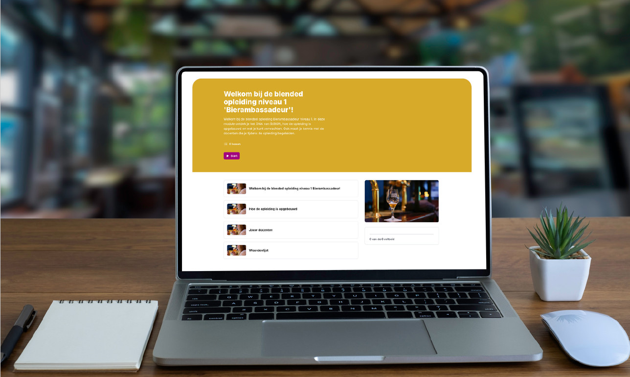 Laptop op bureau met online blended opleiding Bierambassadeur, naast notitieblok en plant.
