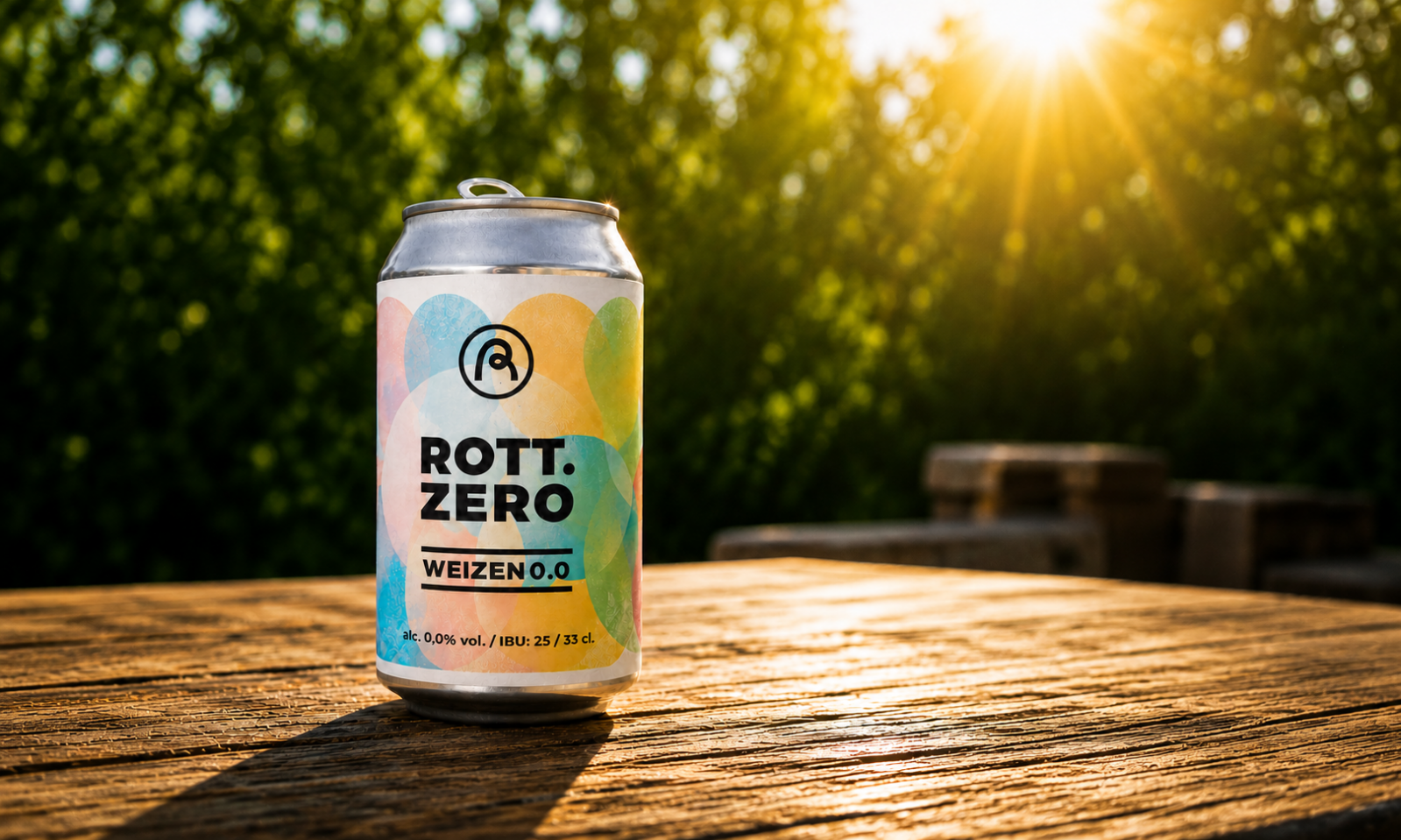 Blik ROTT.ZERO Weizen 0.0 op een houten tafel in warm zonlicht met groene achtergrond.