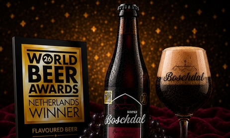 Boschdal bierfles met vol proefglas naast World Beer Awards Netherlands Winner bord.