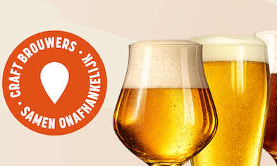 Logo van Craft Brouwers naast glazen goudkleurig bier met schuim op een lichte achtergrond.