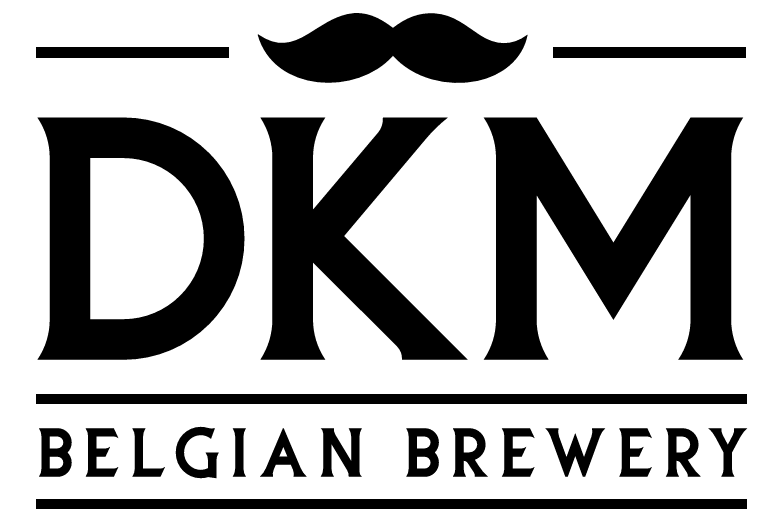 Zwart-wit logo van DKM Belgian Brewery met grote letters en sierlijke typografie.