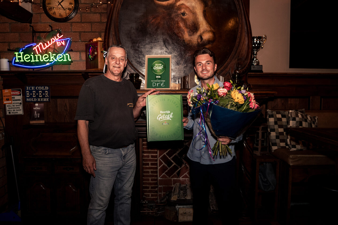 André Lubach van Café De Bonte Os met de Heerlijk Getapt-onderscheiding naast Scott Mentink van Heineken.