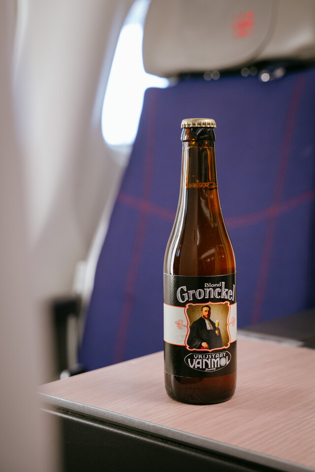 Flesje Gronckel Blond op het tafeltje in de Business Class van Brussels Airlines