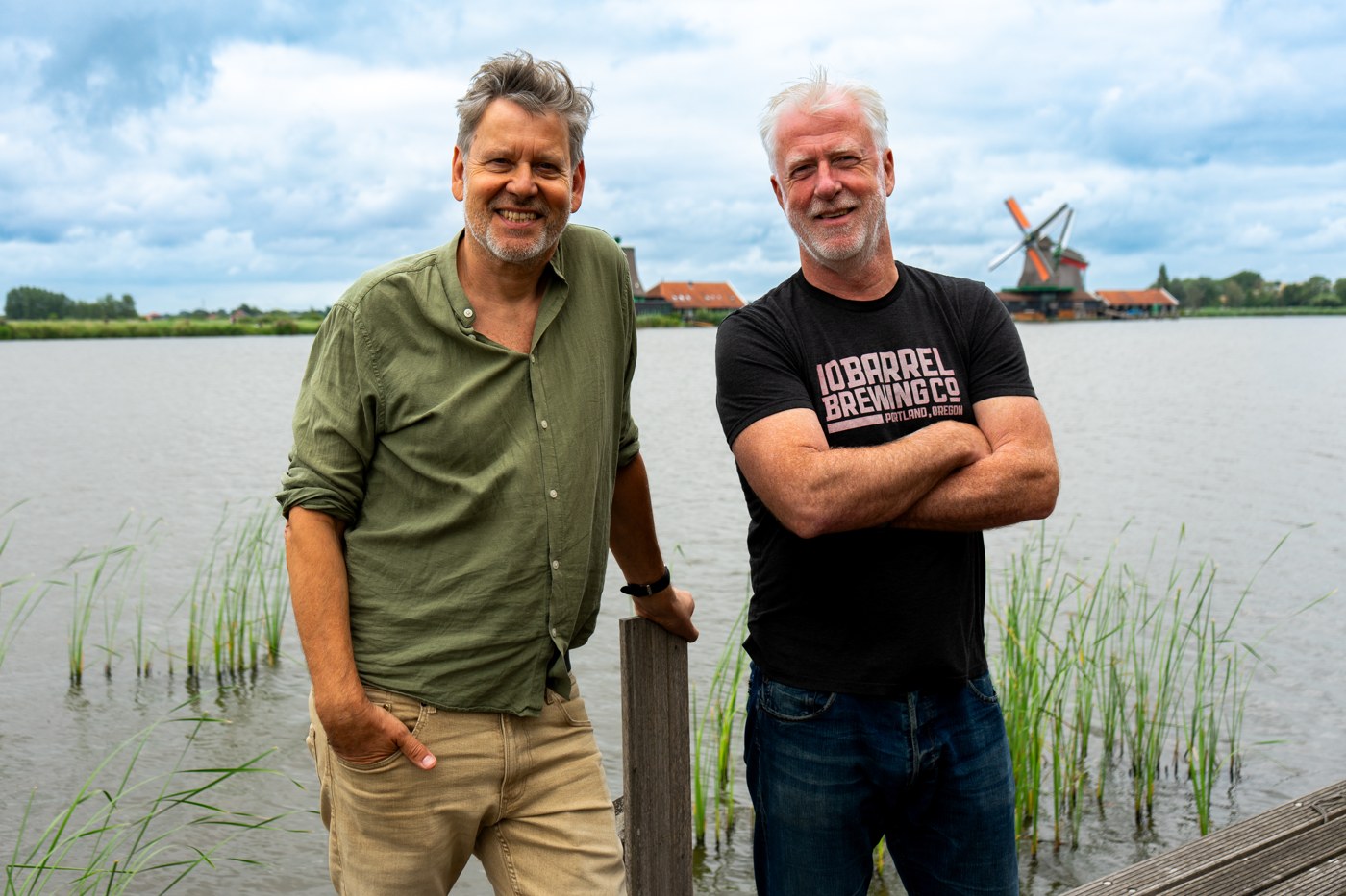 Paul Riteco van Brouwerij Hoop en Erik van der Hoff van Brouwerij Leeghwater aan het water bij de Zaanse Schans.
