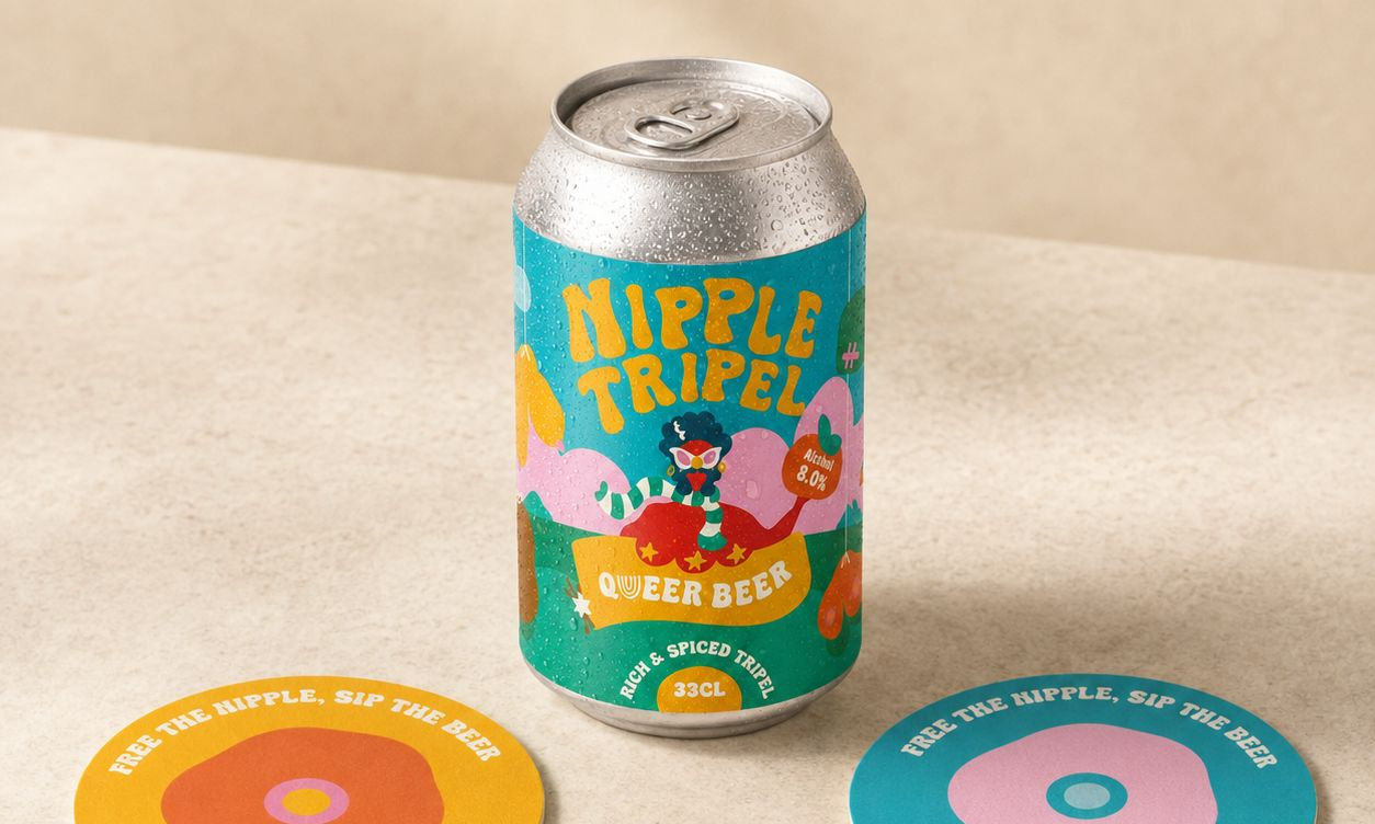 Blik Queer Beer Nipple Tripel met kleurrijke bierviltjes op een lichte tafel.