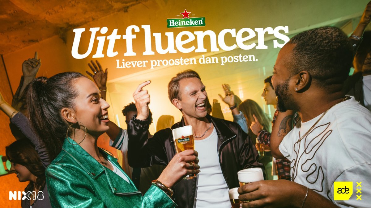 Vrienden proosten met Heineken op de dansvloer, campagnebeeld Uitfluencers voor ADE