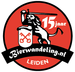 Rond rood logo met zwarte bok en tekst '15 jaar Bierwandeling.nl' en twee wapenschildjes