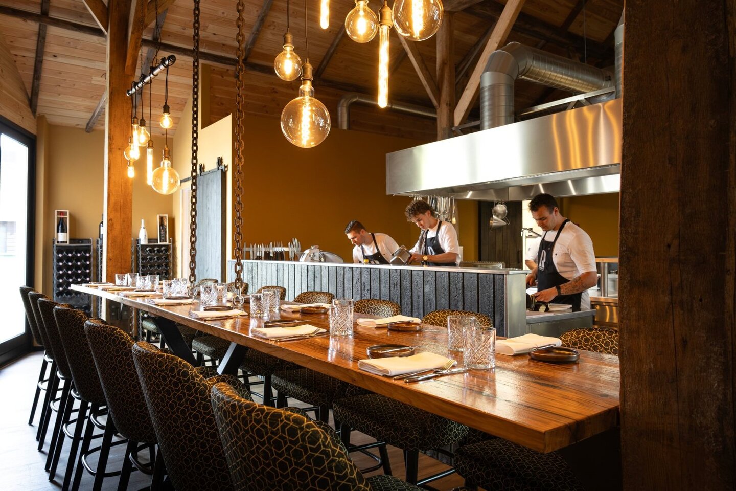 Zwevende chef's table en open keuken van Robuust