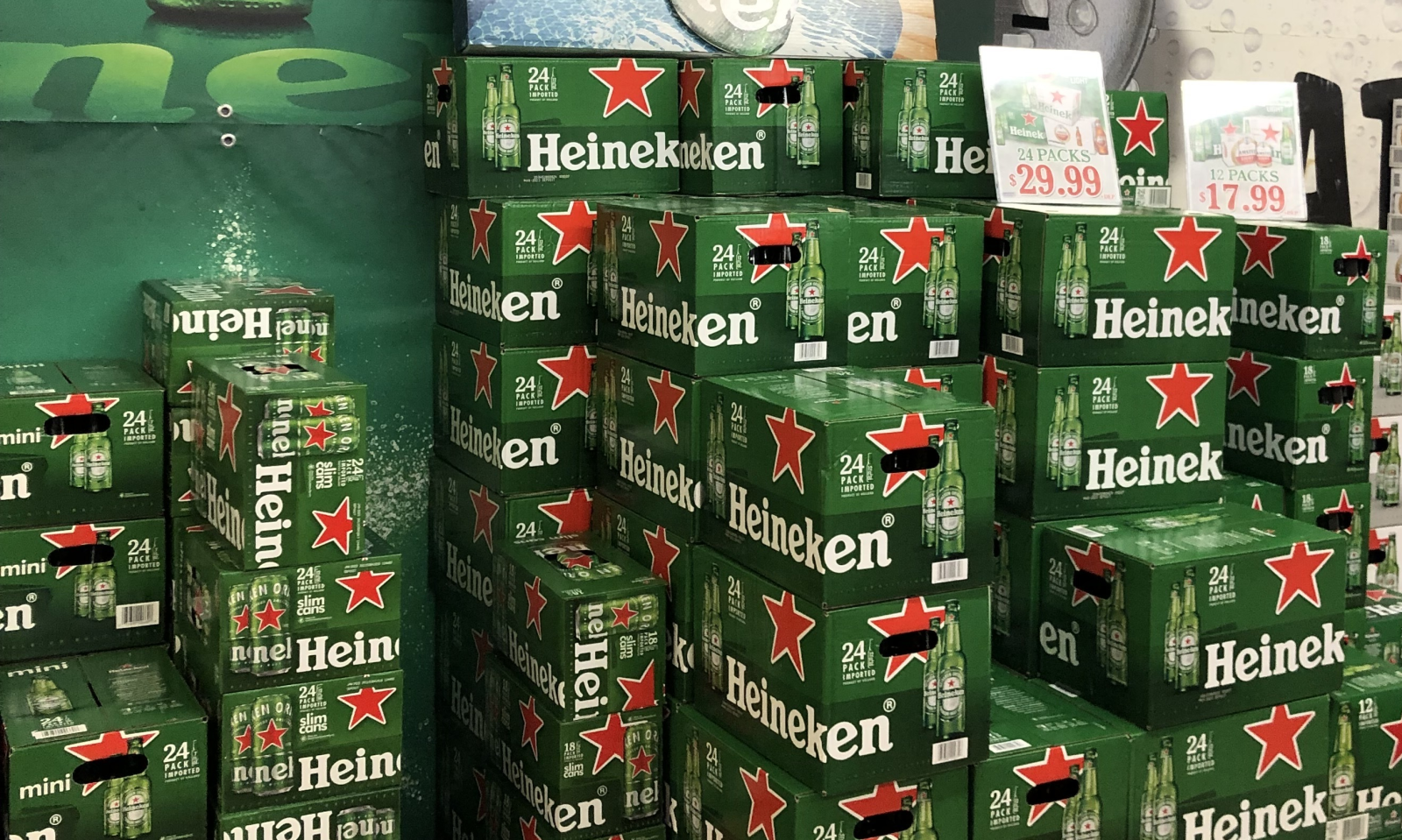 Schap vol Heineken-bier in een buitenlandse supermarkt