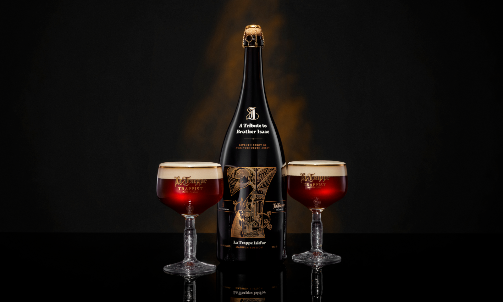 Magnumfles La Trappe Isid'or 2026 met twee gevulde kelken op zwarte achtergrond