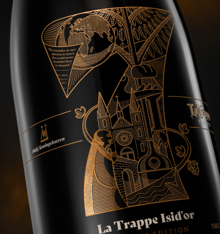 Close-up van zwarte magnumfles met goudkleurige illustratie en text La Trappe Isid'or