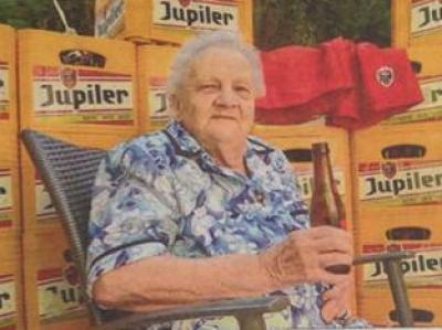 Jupiler drinkende vrouw van 90 jaar